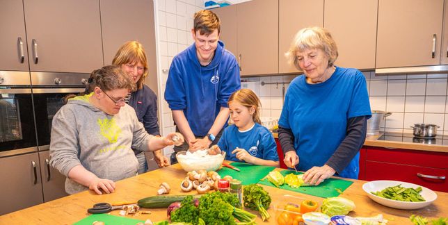Sarah, Theresa Gerlach, Tim Feyerabend, Livia und Doro Paucke sind heute mit dabei, wenn es ums Kochen geht.